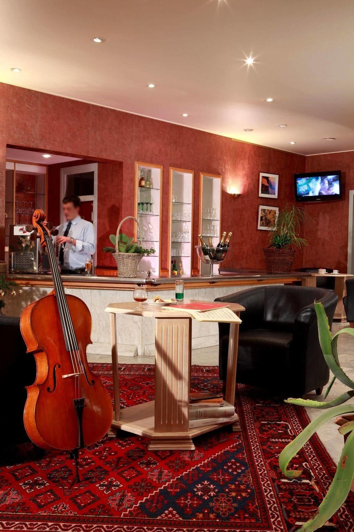 Logis Le Luth Hotel Mirecourt Kültér fotó