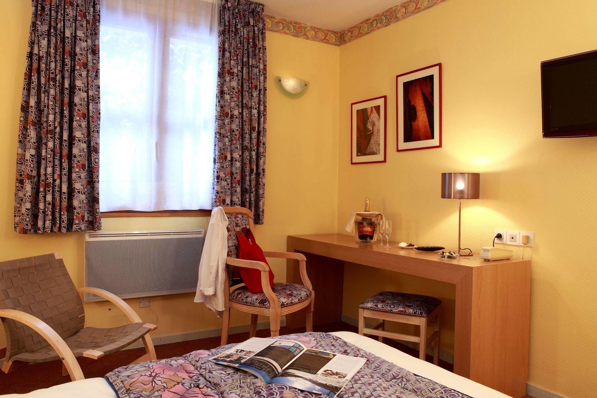 Logis Le Luth Hotel Mirecourt Kültér fotó