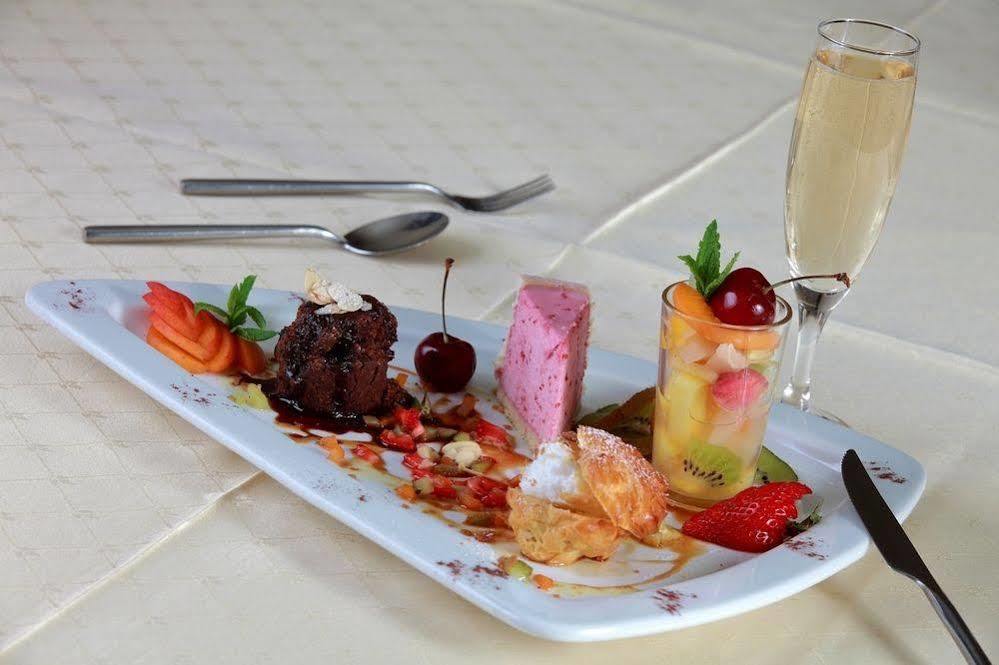 Logis Le Luth Hotel Mirecourt Kültér fotó